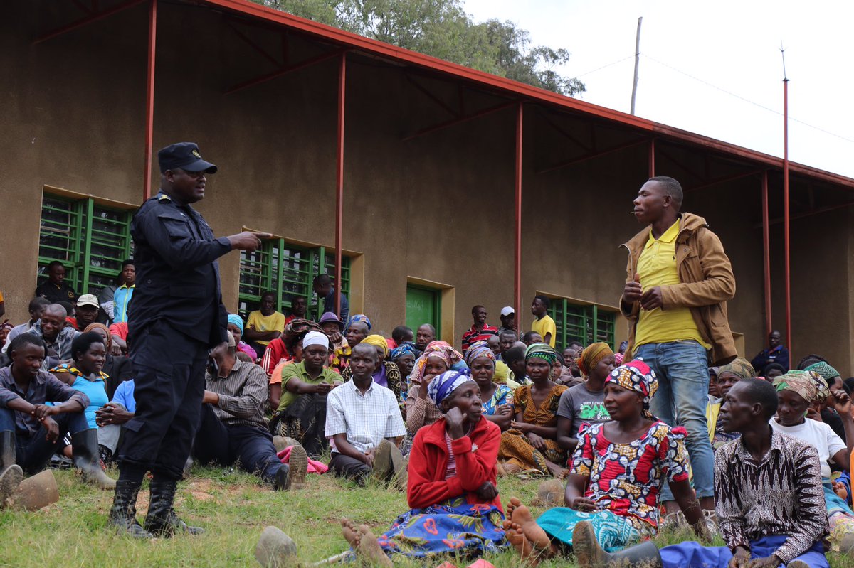 Nyamasheke's tweet photo. Mu Murenge wa Kilimbi hatangirijwe icyumweru cy’ubukangurambaga bwo kurwanya ruswa ku nsanganyamatsiko “ Twimakaze indangagaciro zo kurwanya ruswa, inkingi y’iterambere rirambye”.

Abaturage bibukijwe ingaruka za ruswa bakangurirwa kuyirinda no kuyitangira amakuru. https://t.co/SfggenP3JL