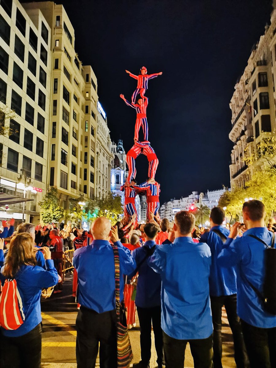 Ara sí, última figura per acabar! Remat de l’Alta de 6. I els nostres músics que tan bé toquen la música de la #Muixeranga!  #CavalcadaPatrimonis