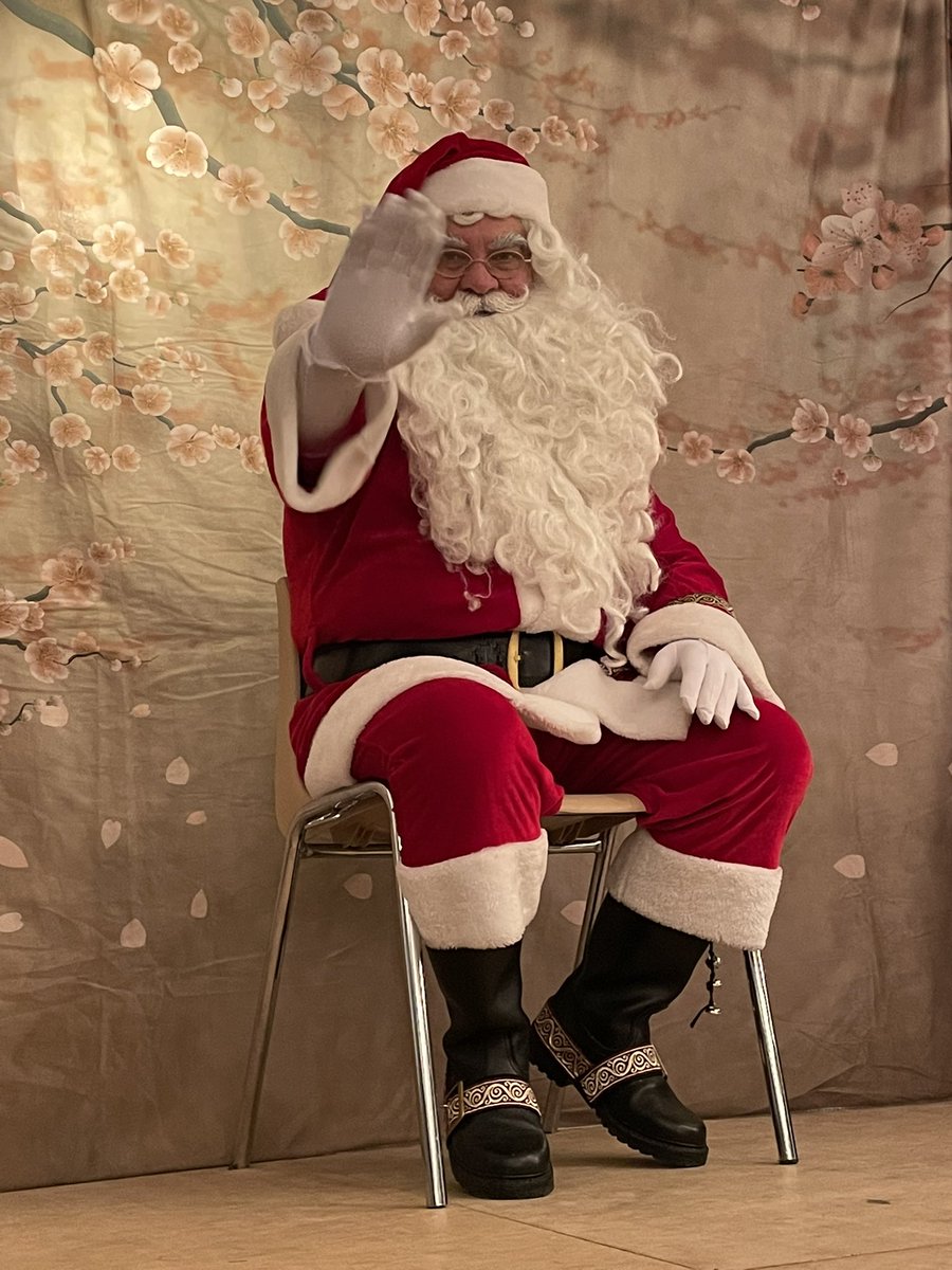 DaugeValerie's tweet photo. Après-midi mémorable sur la #circo8604 avec ma petite-fille Emma 🥰 sur la #commune de Saint-Rémy-Sur-Creuse 🎄1 ère rencontre avec le père Noël 🎅 1 er tour de manège #comblée Une commune très dynamique @jpconte86 #maire #merci 
au comité des fêtes pour cette ambiance festive ! https://t.co/kKPmwhfjsS