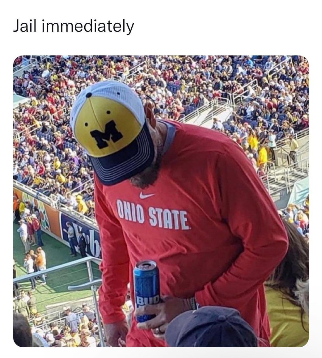 JockwasherPod's tweet photo. Die Waschsalon-Regeln gelten immer und überall. Und manchmal GANZ besonders😳🫣🤣 #nevermix #alwaysmatching #epicfail #thegame #ohiostate #michigan #jockwasherpodcast #thegermanatmizzou https://t.co/pA3riX3x4o