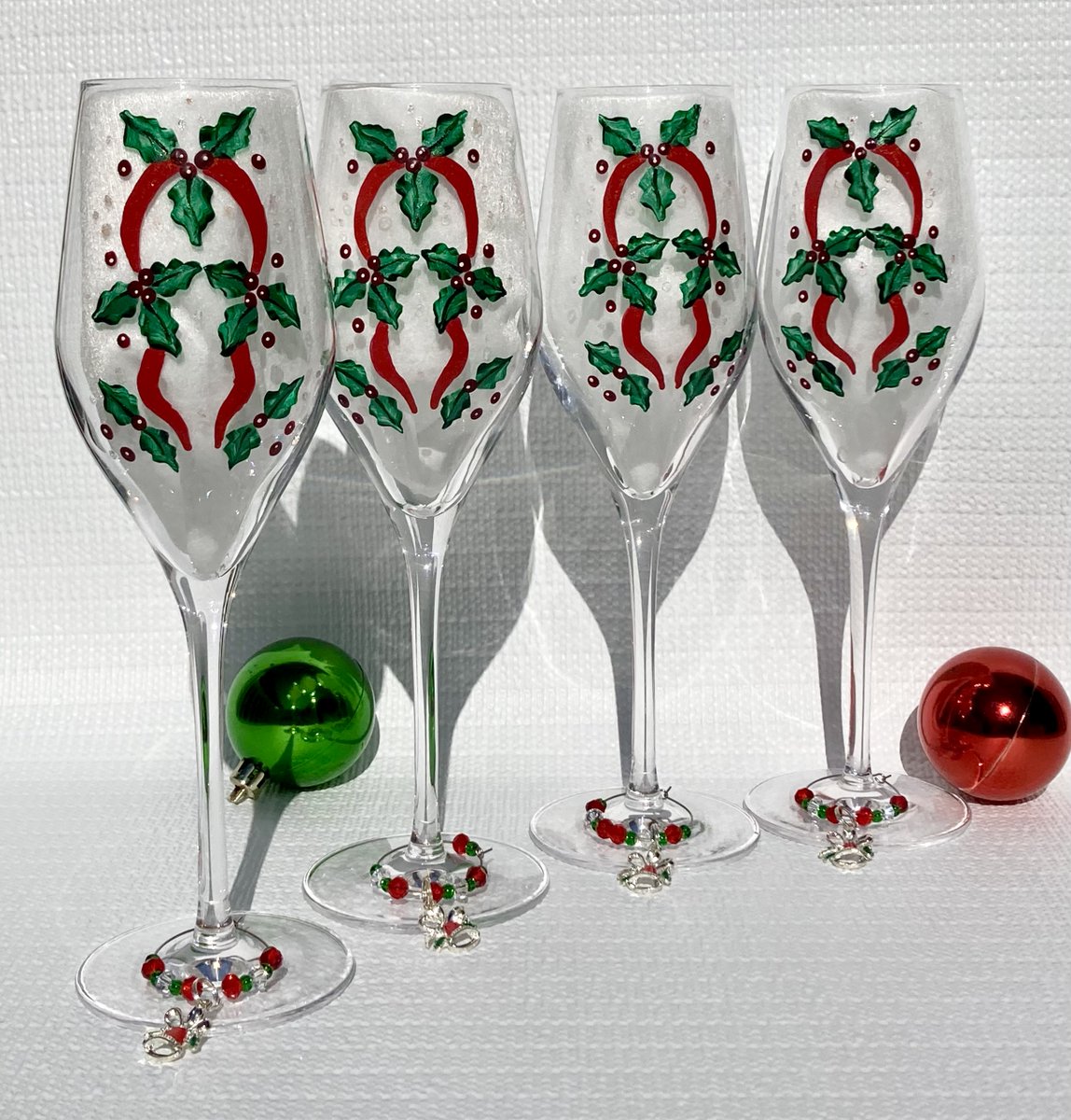 Champagne glasses etsy.com/listing/131629… #champagneglasses #chrismasglasses #holidayglasses #TMTinsta #newyearseve #mimosaglasses #Christmasgifts