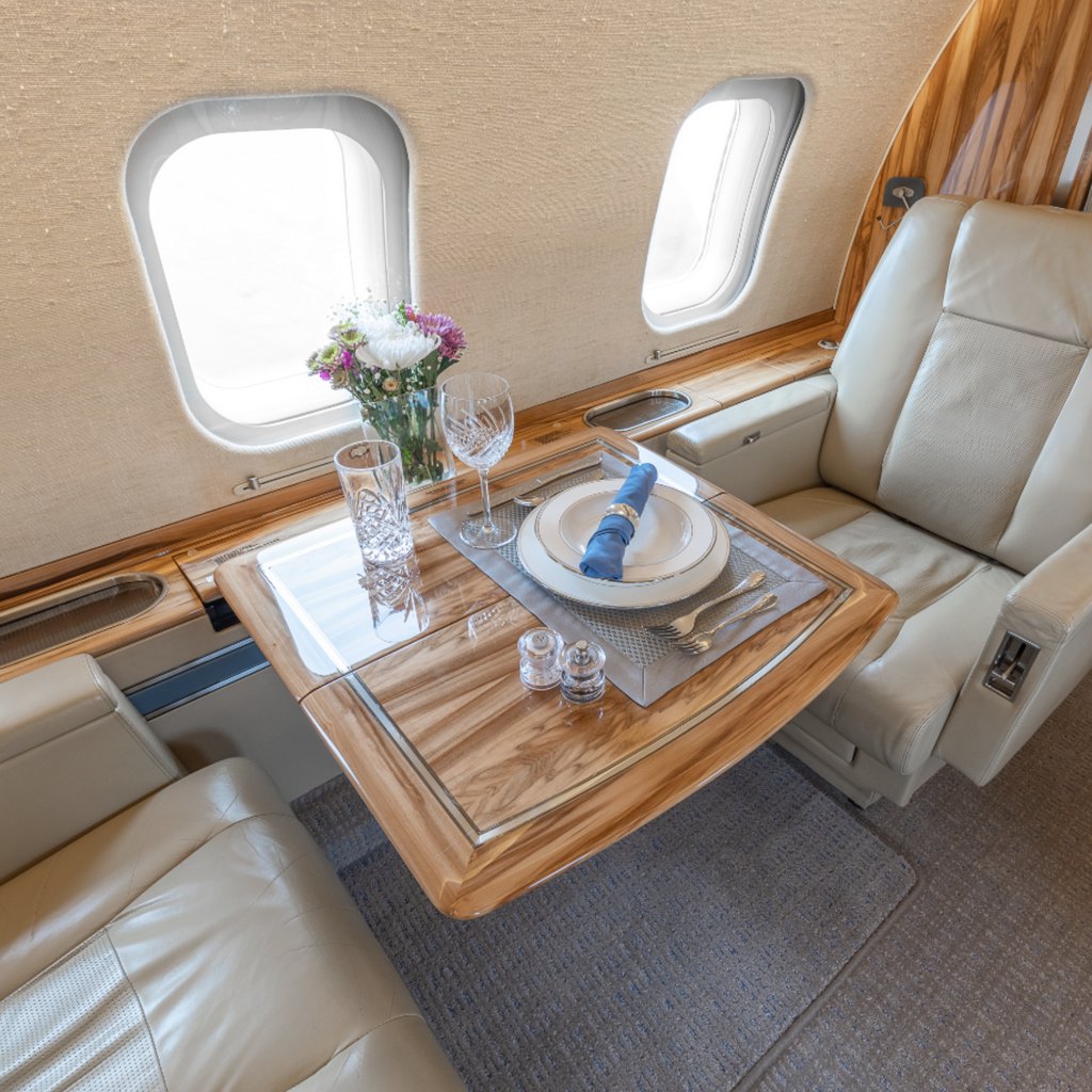 WorldwideJet's tweet photo. Not your average mealtime set-up // When you’re dining in-flight, you can enjoy all your favorite foods thanks to the large oven and microwave on our fabulous Global Express - N70PS 🍽️#WorldWideJet #JetLife
#COVIDClean #PrivateJet #PrivateJetTravel #LuxuryTravel #PrivateCharter https://t.co/G6UAHQWoMW
