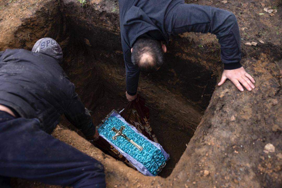 Vinrova's tweet photo. Funeral of Serhiy from Vilniansk.  The russians killed him on November 23 with their missiles.  The child was 2 days old. I hate these sick-headed rashists😢
#RussianUkrainianWar #Ukrainian #GenocideOfUkrainians #genocide #StopRussia #Ukraine #UkraineWillWin https://t.co/Ivs91GZfjj