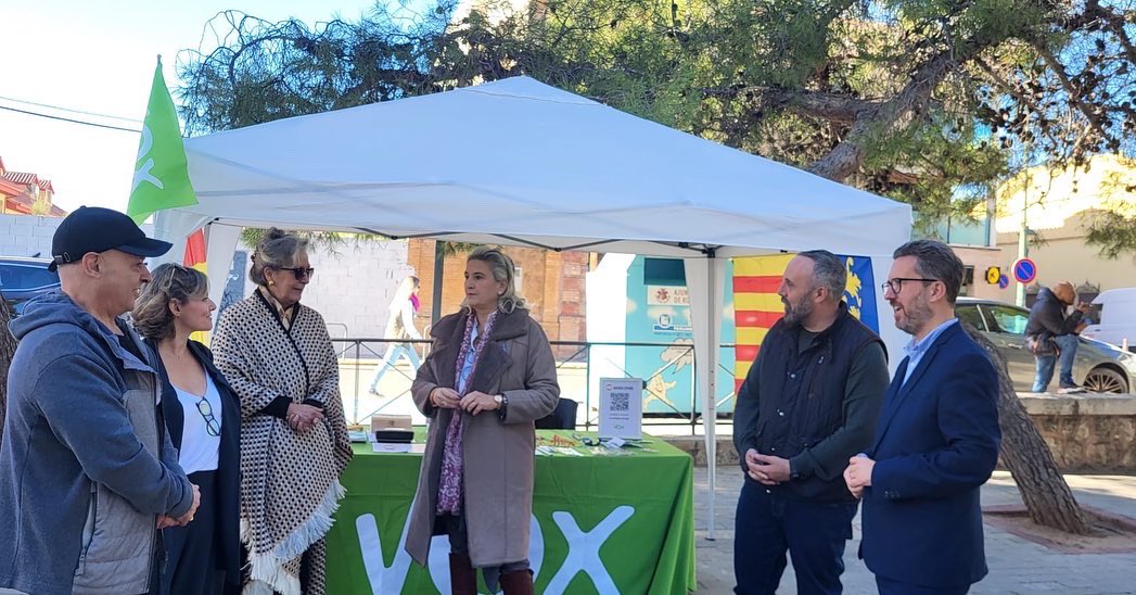 RocafortVox's tweet photo. 💚 Gracias a todos los que os habéis acercado hoy a nuestra mesa informativa. 

✅ Gracias por escucharnos, por contarnos lo que os preocupa y por hacernos llegar vuestras propuestas para mejorar Rocafort.

#SoloQuedaVox 💪🏻💚🇪🇸 https://t.co/m3Ggp4umq1