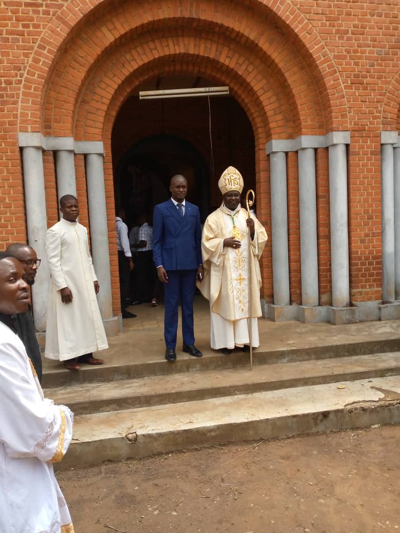 #Honoré d'avoir été invité au Petit Séminaire de Lemfu pour une conférence sur le droit à l'éducation, à côté de son Excellence Monseigneur l'évêque, dans le cadre de la St Jean-Berchmans, fête patronale du Séminaire.