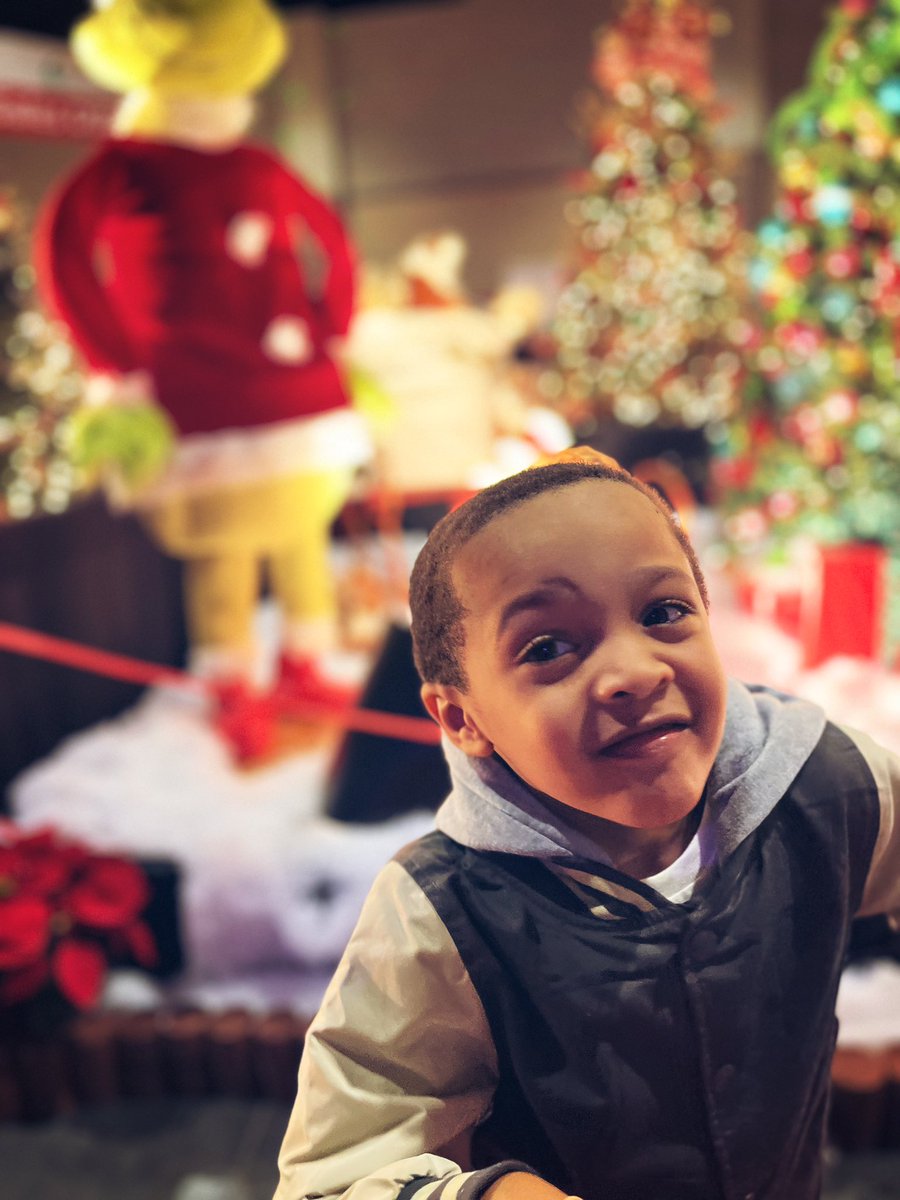 AEQuanafied's tweet photo. Two of my favorites, my Nephew & The Grinch, oh and my baby sis Matiyah π
#FantasyofTrees https://t.co/7PD4l83u9Q