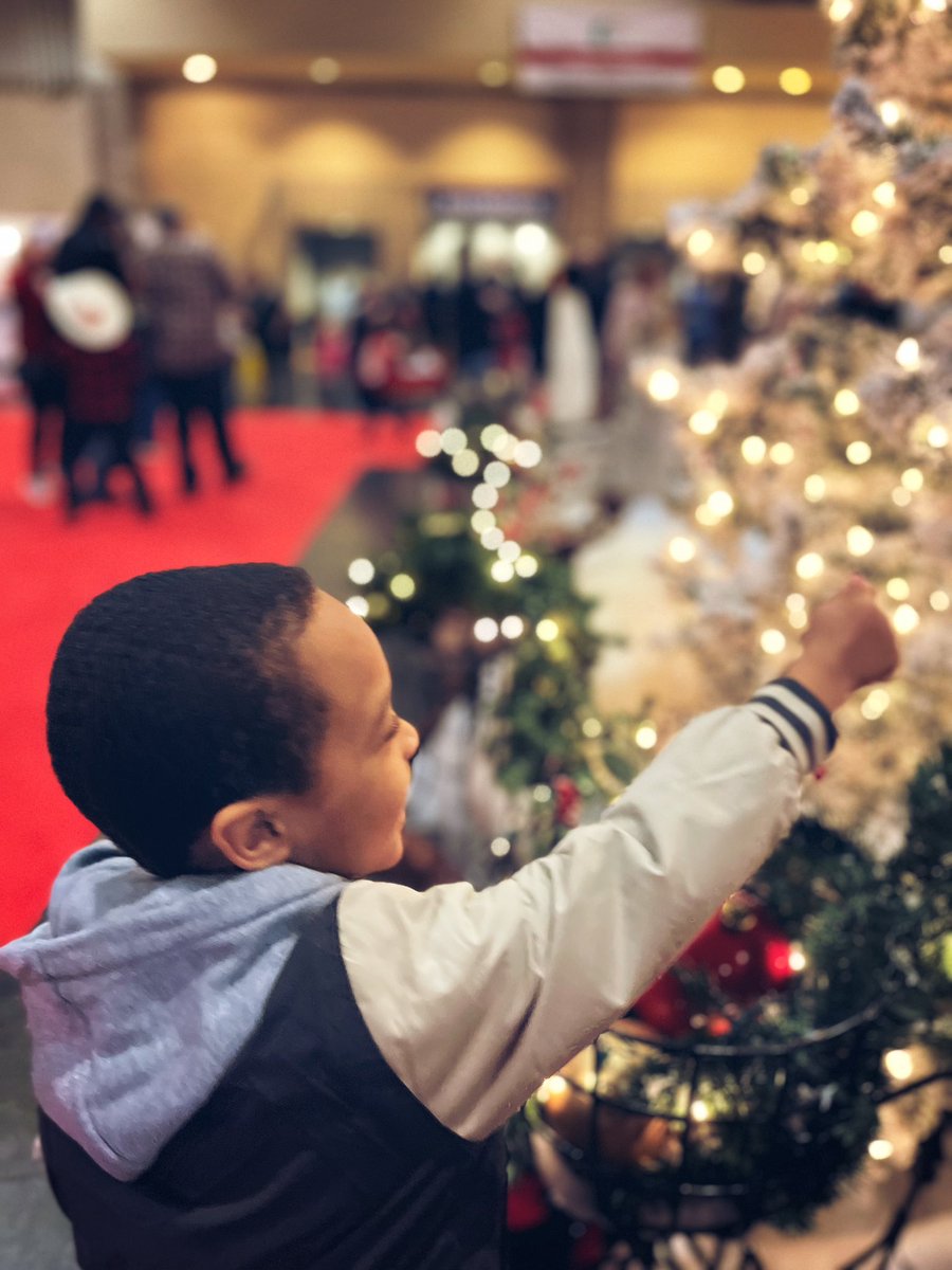 AEQuanafied's tweet photo. Two of my favorites, my Nephew & The Grinch, oh and my baby sis Matiyah π
#FantasyofTrees https://t.co/7PD4l83u9Q