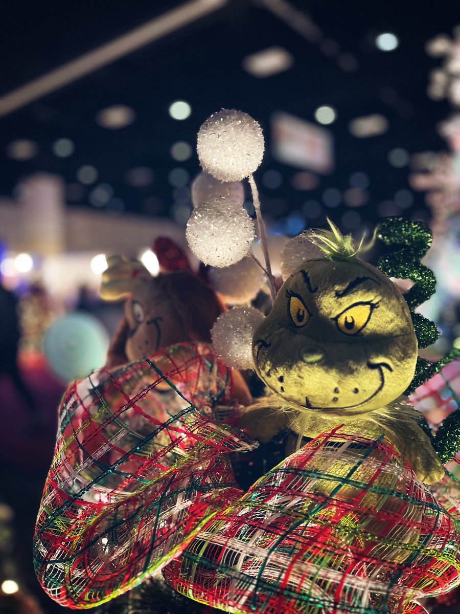 AEQuanafied's tweet photo. Two of my favorites, my Nephew & The Grinch, oh and my baby sis Matiyah π
#FantasyofTrees https://t.co/7PD4l83u9Q
