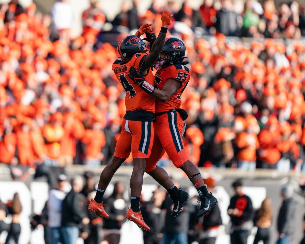 YahooSports's tweet photo. Oregon St. trailed Oregon 31-10 in the 3rd quarter. 

The Beavers won the game 38-34 😤 https://t.co/U79C371YK8