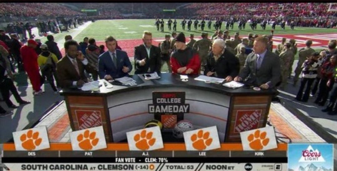 ThomasB10775733's tweet image. @CollegeGameDay this didn't age well. @GamecockFB @CoachSBeamer #GoGamecocks