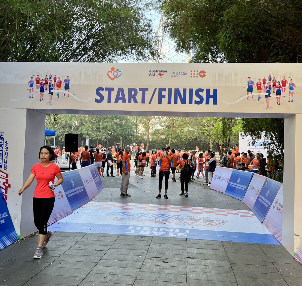 unfpa_vietnam's tweet photo. Ready, steady, go! 🏃♀️🏃
Hundreds of people are ready to run with @unfpa_vietnam, @AusAmbVN and #CSAGA for zero violence against #women and #girls in #Vietnam!
The participants are sharing inspiring messages on ending violence against women✋
#HappeningNow
#16DaysofActivism2022 https://t.co/RHwozXoNx1