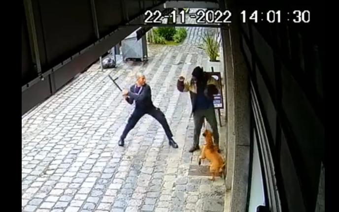VÍDEO: Câmeras registram violento ataque racista em Curitiba, mas agressor responde em liberdade

Saiba mais: tiny.cc/ura1vz