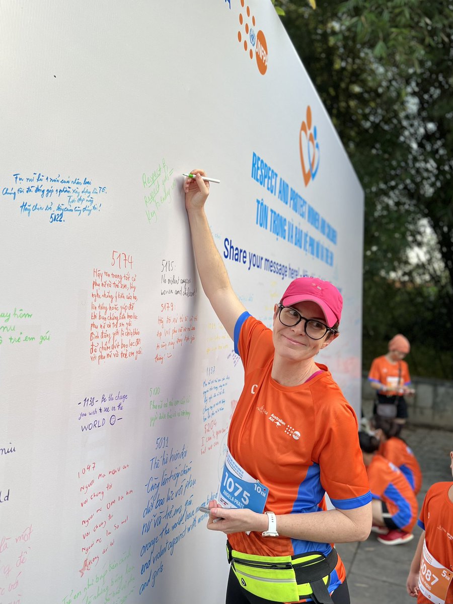 unfpa_vietnam's tweet photo. Sẵn sàng chạy thôi! 🏃♀️🏃
Hàng trăm người đang sẵn sàng tham gia chạy cùng @unfpa_vietnam, @AusAmbVN và #CSAGA vì mục tiêu xoá bỏ bạo lực đối với #phụ nữ và #trẻ em gái ở #ViệtNam, và cùng viết nên những thông điệp truyền cảm hứng!
#16DaysofActivism2022 https://t.co/CmCrMNikLw
