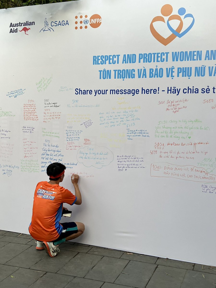 unfpa_vietnam's tweet photo. Sẵn sàng chạy thôi! 🏃♀️🏃
Hàng trăm người đang sẵn sàng tham gia chạy cùng @unfpa_vietnam, @AusAmbVN và #CSAGA vì mục tiêu xoá bỏ bạo lực đối với #phụ nữ và #trẻ em gái ở #ViệtNam, và cùng viết nên những thông điệp truyền cảm hứng!
#16DaysofActivism2022 https://t.co/CmCrMNikLw