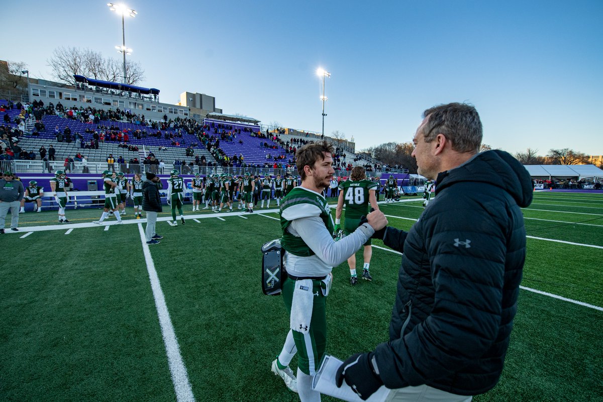 End of an era — 8⃣ is one of the 🐐's

#HuskiePride | 📸 <a href="/PhotoLiam/">Liam Richards</a>