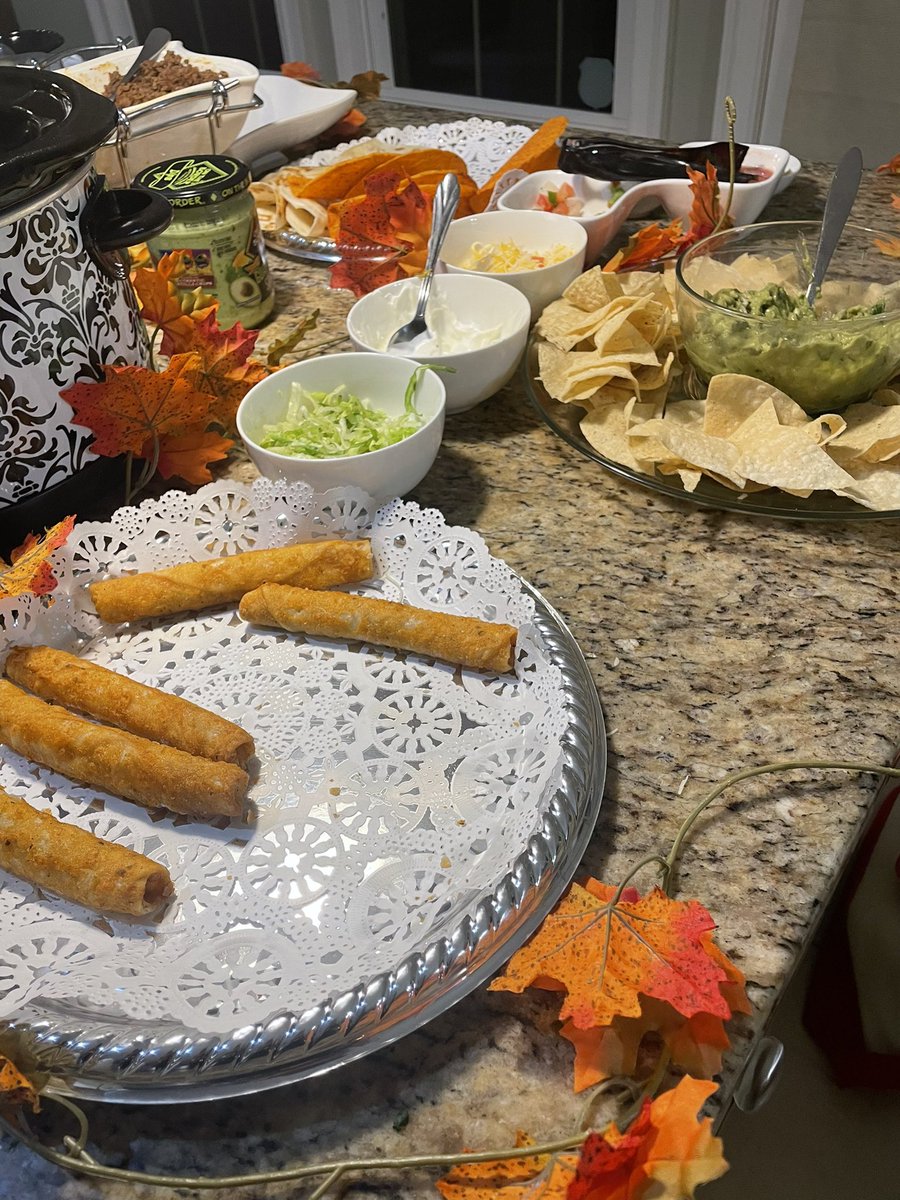 Shaunya_Chavis's tweet photo. Allow me this very silly Auntie โdone goodโ moment. My niece is having her holiday friends-giving at my home and they made Mexican & Mock-tails. Why canโt I stop smiling about the fact that they knew to use doilies on the trays! ๐#proudaunt #etiquette #musicisloud ๐ฅฐ๐ถ๐ฎ https://t.co/RNQbRrUffq