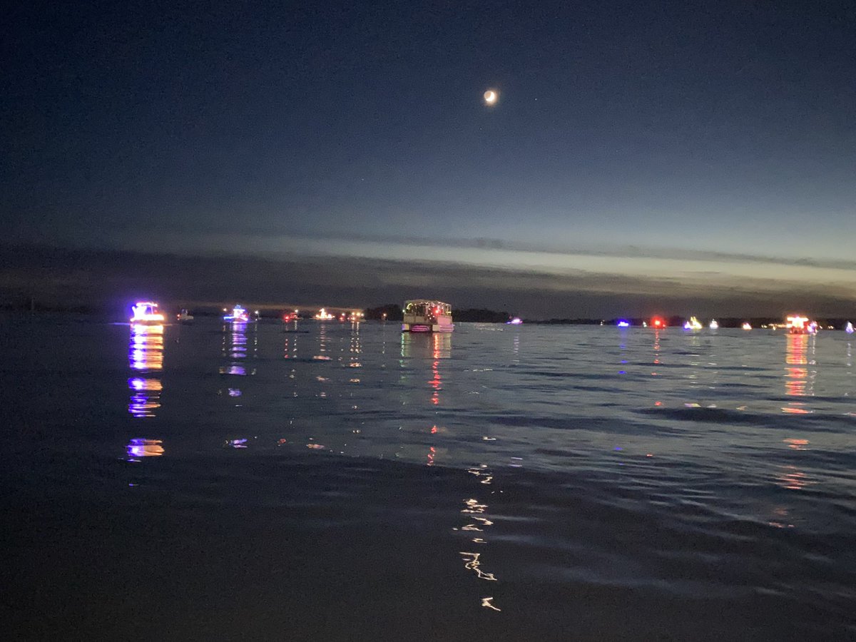 LaurenMachos's tweet photo. The epitome of a coastal Christmas #floatilla #swansboronc #deckboat 🎄 https://t.co/LKcaT19DHb