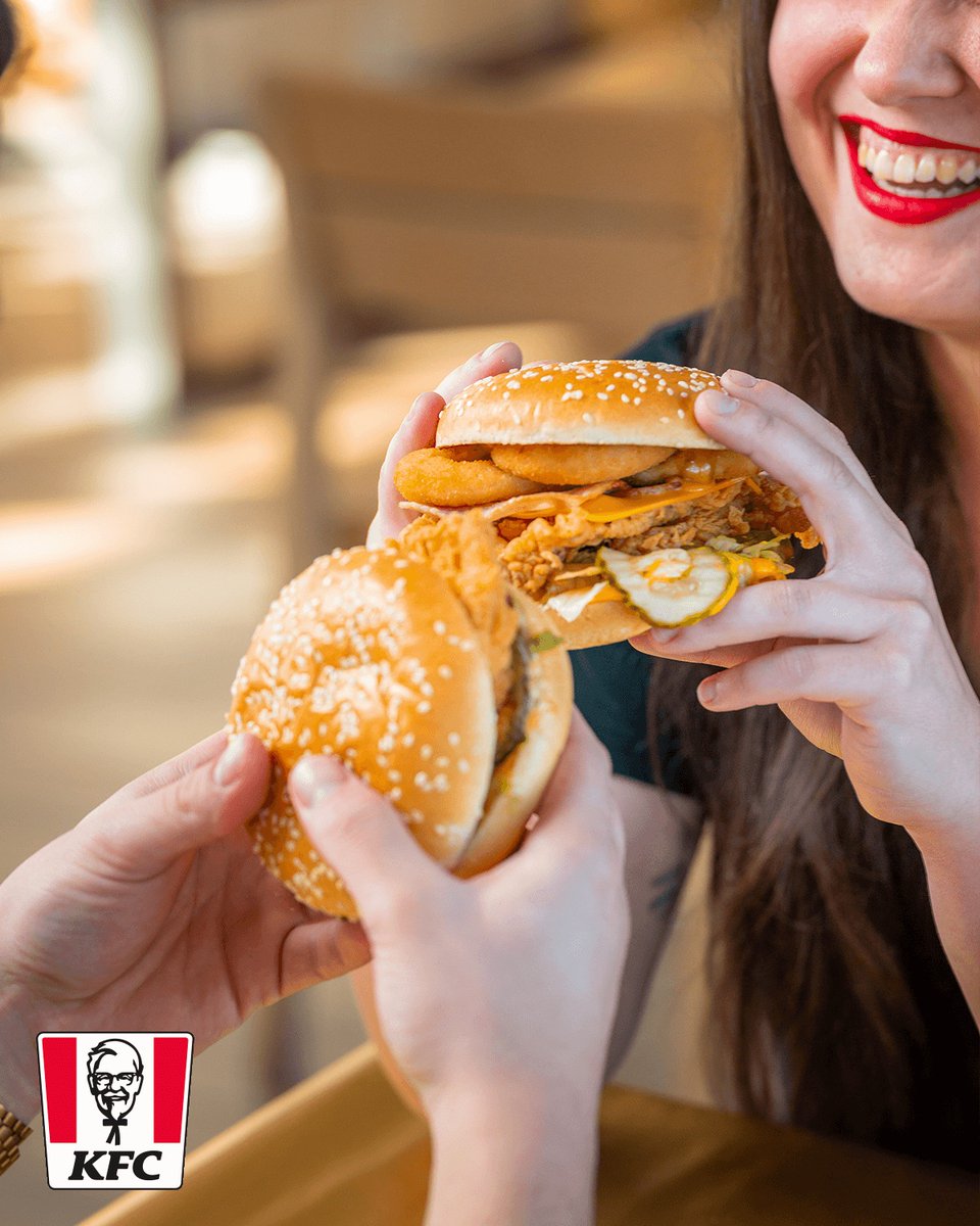 kfc_cz's tweet photo. Neodolatelná nabídka, kterou prostě musíš ochutnat. Náš Grander a Zinger vylepšený o lahodnou Kentucky Gold omáčku tě rozhodně potěší. 🍔 Nemeškej a objednávej! ❤️ https://t.co/J67MNv0rOi