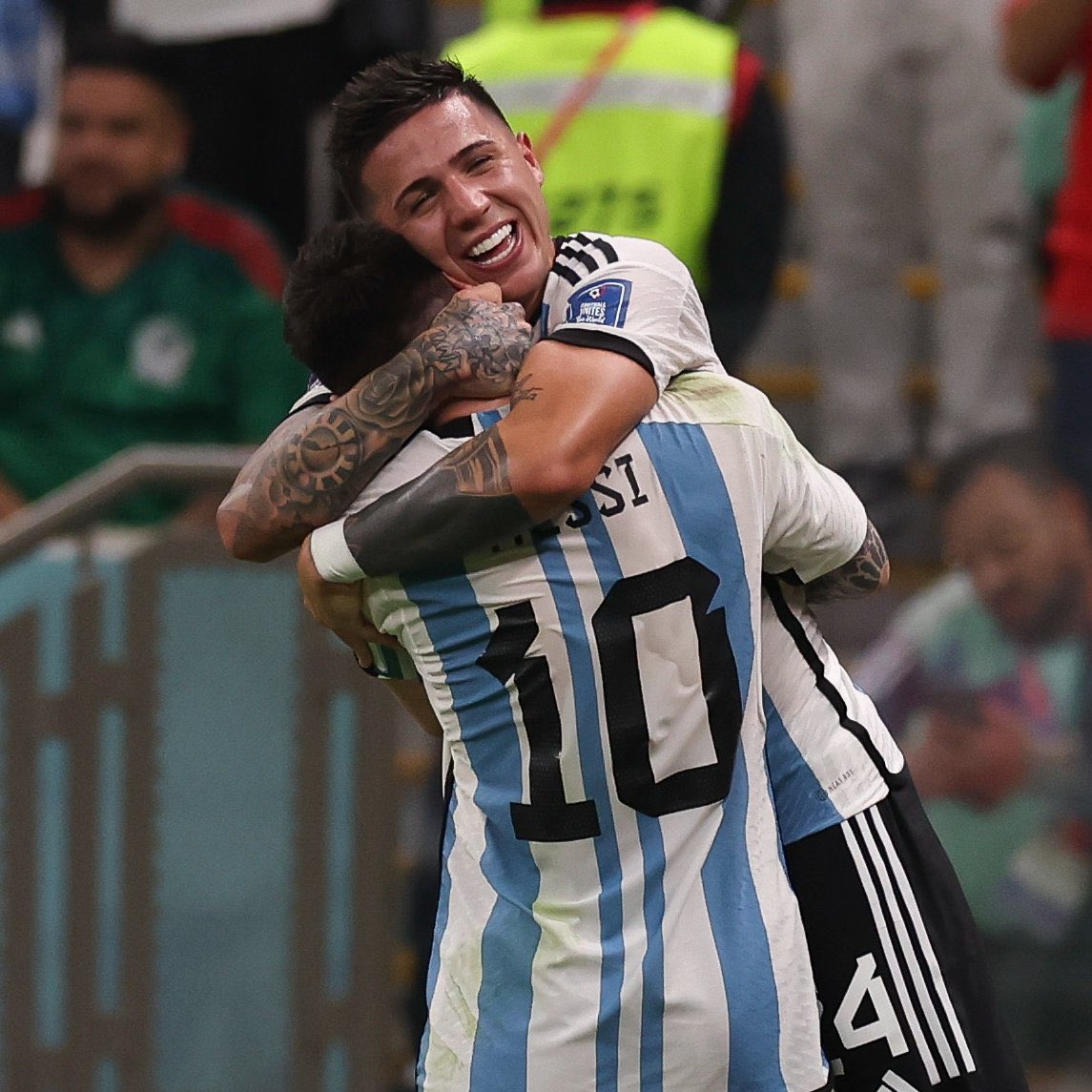 somoscorta's tweet photo. "Es uno de mis ídolos. Lo miraba por la tele de chico cómo jugaba. Hoy no podía creer que lo estaba abrazando después de hacer el gol".

Enzo Fernández. https://t.co/A116REzHgB