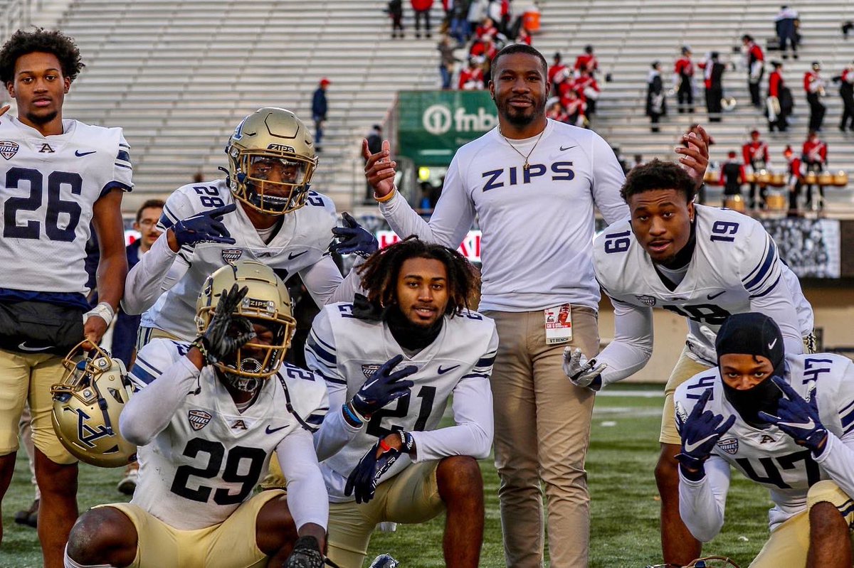 Coach_TBell's tweet photo. Love this group of guys! #ZipEmUp🦘🦘 https://t.co/2xmfpWUsZM