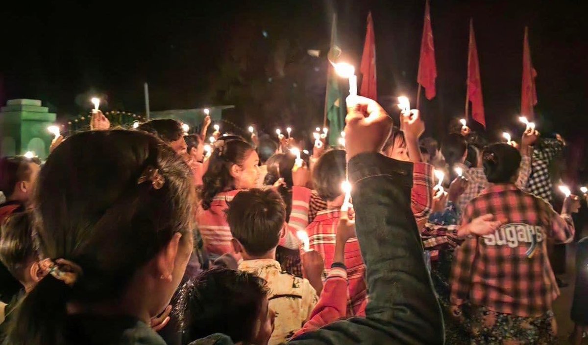 KYITHAR95368969's tweet photo. The BEGSC , Student Union and local residents from #Myaing Twp, #Magway staged a night protest to overthrow the #MilitaryDictatorship on Nov26.

#16DaysofActivism2022 
#ViolenceAgainstWomen 
#2022Nov27Coup  
#WhatsHappeningInMyanmar https://t.co/6N7iXYOdVt