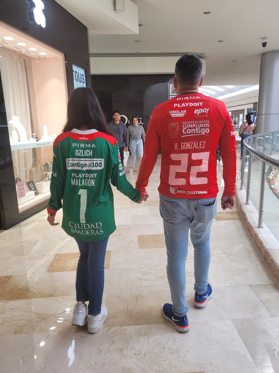 Teleza15's tweet photo. Lo bonito de tener a sus ídolos en el mismo equipo🥰😍🤩 @ClubNecaxa @angel_malagonv @hugo_gonzalez1 https://t.co/7KcMwUTWMe