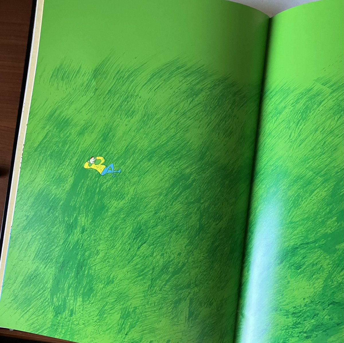 昨日は代官山蔦屋にも行きワタナベケンイチさんの絵本も買えました。ワタナベさんの面白あったかい世界の広がった素敵な一冊📖 