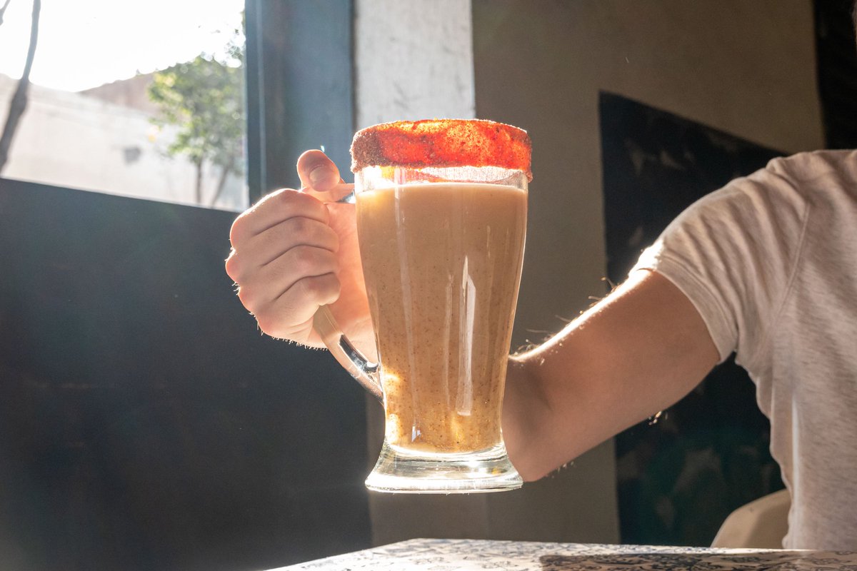 MexicoCityLive's tweet photo. En el corazón de Iztapalapa puedes encontrar Pulquería La Gloria que con más de un siglo de historia pasa de generación en generación la tradición pulquera y sigue sorprendiendo a sus visitantes con su amplia variedad de sabores.
Encuéntrala en la CDMX, #LaCiudadQueLoTieneTodo https://t.co/AdaoBtKqLl