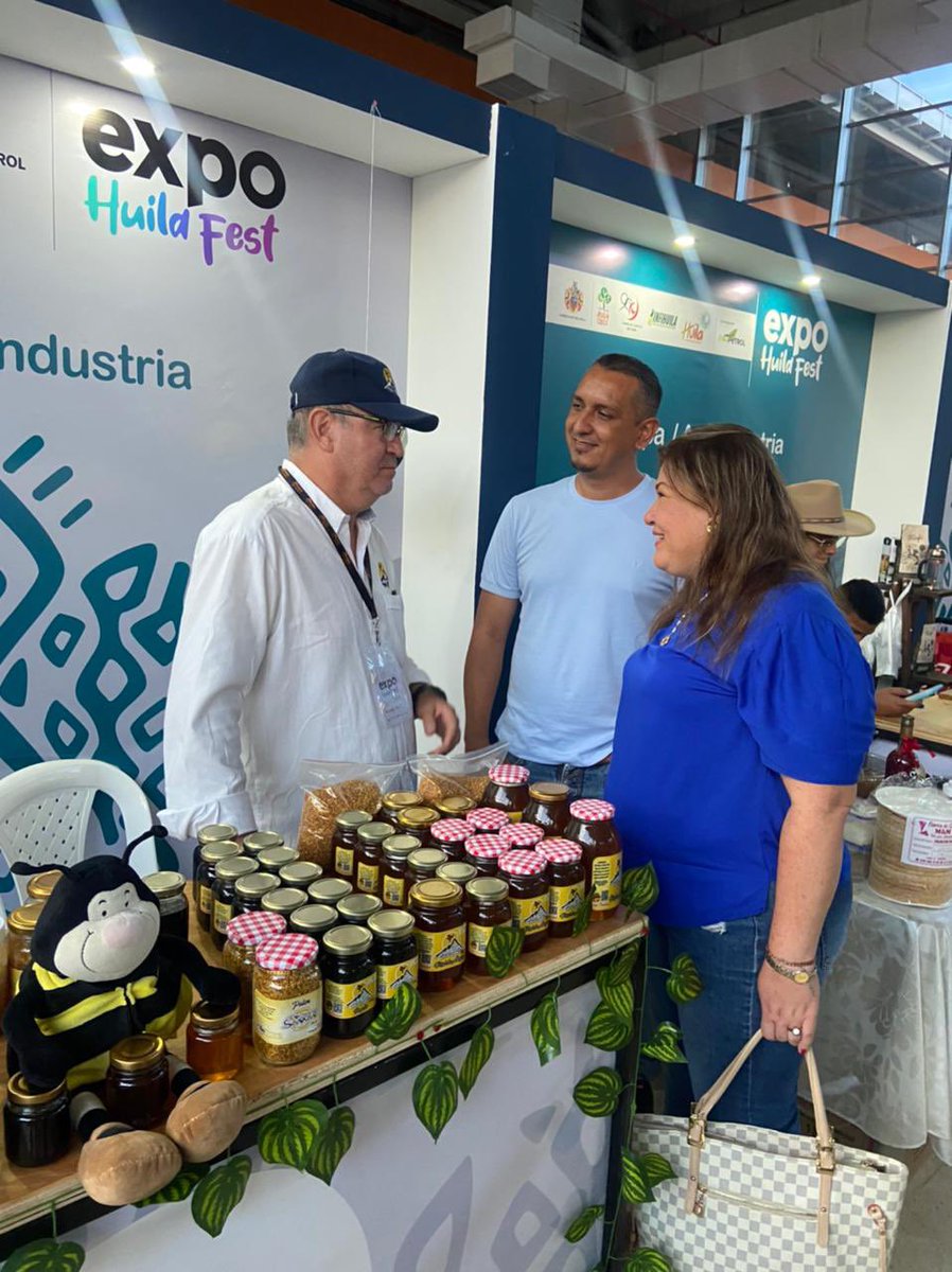 Amgasca's tweet photo. Hicimos presencia en #ExpoHuilaFest visitando los stand de nuestros #EmprendedoresSENA, quienes son ejemplo de liderazgo, perseverancia y superación. Felicitamos a todos los participantes, pues son inspiración para los huilenses que quieren emprender 🚀💪🙏 https://t.co/R87kmsEw9q