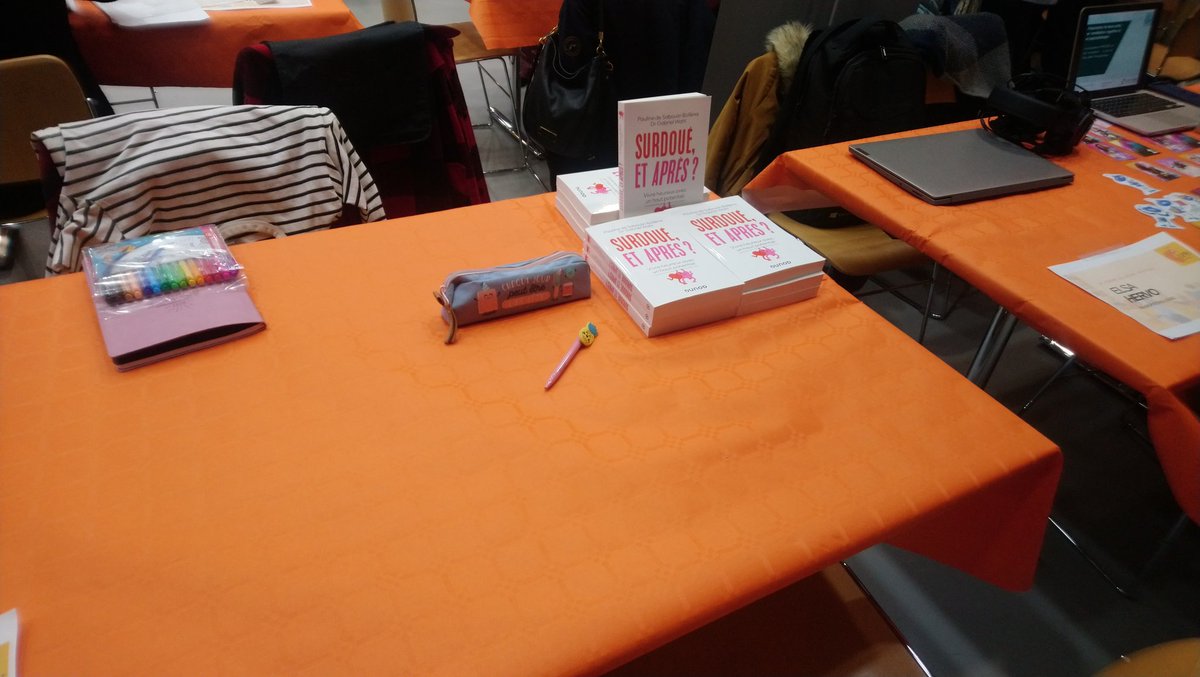 Overthe130's tweet photo. A vous deux, jeunes gens de 18 ans qui avez attendu jusqu'à la nuit tombée pour venir échanger trois mots avec moi à la fin du salon : merci sincèrement.
A vous jeune homme : votre esprit est une merveille, merci beaucoup d'en avoir partagé un peu de son fonctionnement avec moi. https://t.co/PyLYd7dV4M