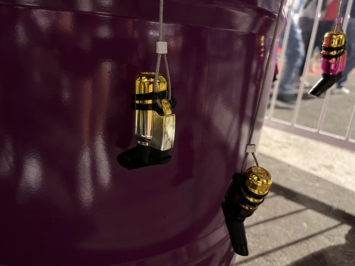 Stade 974 non fumeur, les briquets sont confisqués à l’entrée. Néanmoins, les organisateurs ont tout prévu avec des briquets attachés aux cendriers. Malin. #FIFAWorldCup