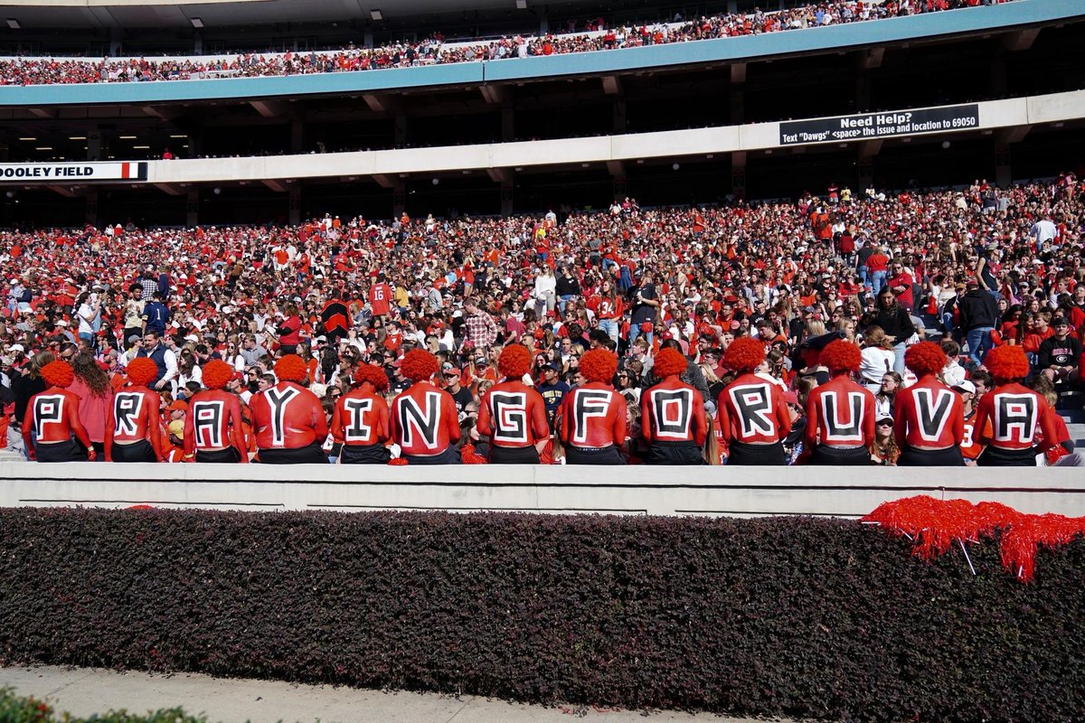 Class act by the UGA Spike Squad #GeorgiaFootball #UVA <a href="/GeorgiaFootball/">Georgia Football</a> <a href="/UVAFootball/">Virginia Football</a>