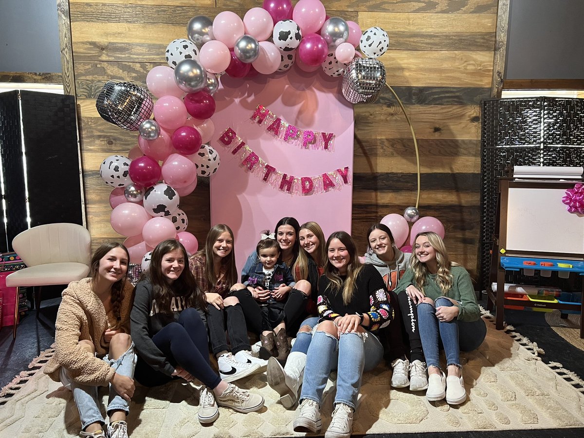 Lady Apaches helping Addi celebrate her birthday!
#LadyApache🏀🏀