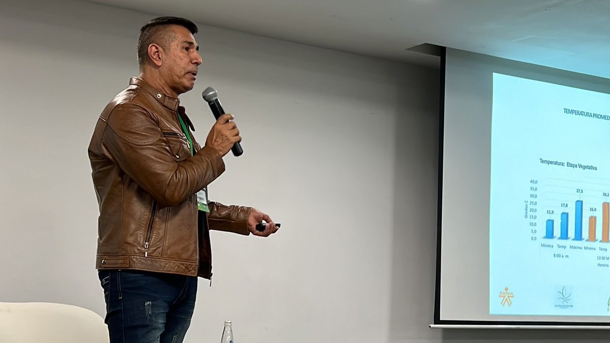 SENA_Antioquia's tweet photo. Nuestro líder #SENAEmprendeRural💚aliado con #NaturalControl participa en @expomedeweed con la charla “Evaluación de Bioproductos Colombianos para el Manejo de Plagas en Cannabis Medicinal” contando el aporte @SENAComunica para el cultivo y manejo de este producto #SENAEsAgro👨🏻‍🌾 https://t.co/w6wPPp9FFG
