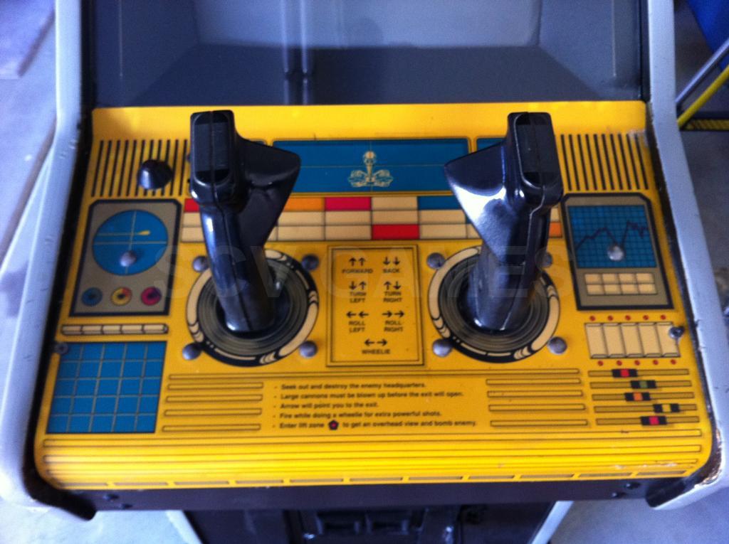 Otra recreativa, de 1988 que también es muy difícil de disfrutar por emulación  (al igual que el Ikari Warriors) debido a sus joysticks. Título ?