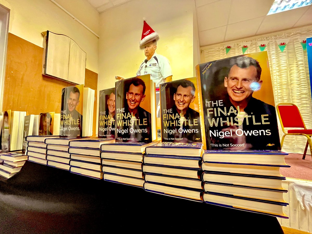 YLolfa's tweet photo. The Final Whistle - @Nigelrefowens 

Clwb Mynyddcerrig dan ei sang ar gyfer lansiad llyfr Nigel Owens. 

What a turnout @MynyddcerrigW for the launch of Nigel Owens’ autobiography. https://t.co/xzc4imCHM1