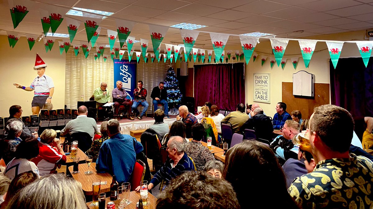 YLolfa's tweet photo. The Final Whistle - @Nigelrefowens 

Clwb Mynyddcerrig dan ei sang ar gyfer lansiad llyfr Nigel Owens. 

What a turnout @MynyddcerrigW for the launch of Nigel Owens’ autobiography. https://t.co/xzc4imCHM1