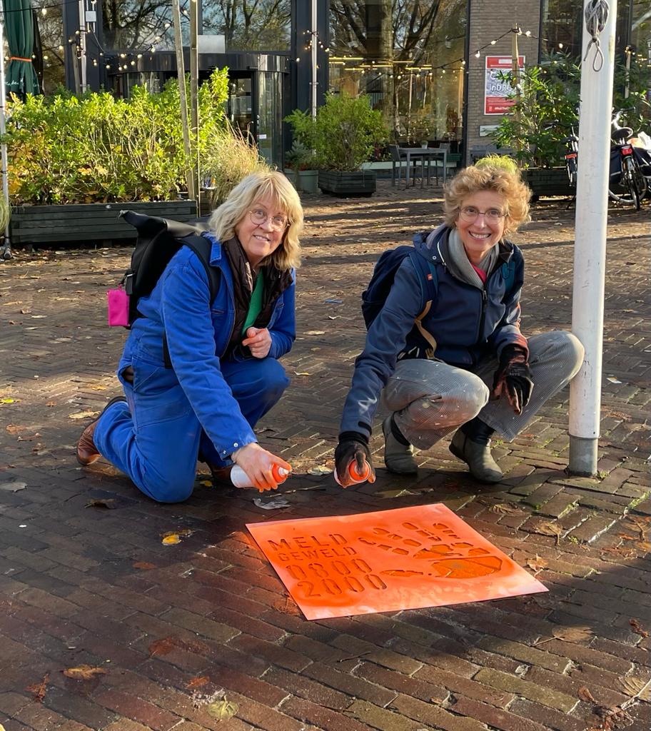 SoroptiGouda's tweet photo. Graffiti-actie in Gouda en Waddinxveen: bel 0800-2000 van Veilg Thuis wanneer je te maken hebt met geweld.
Wij zijn #Medestander,  jij ook?

#StopGeweldTegenVrouwen 
@OrangetheWorld https://t.co/otKWGxxfYD