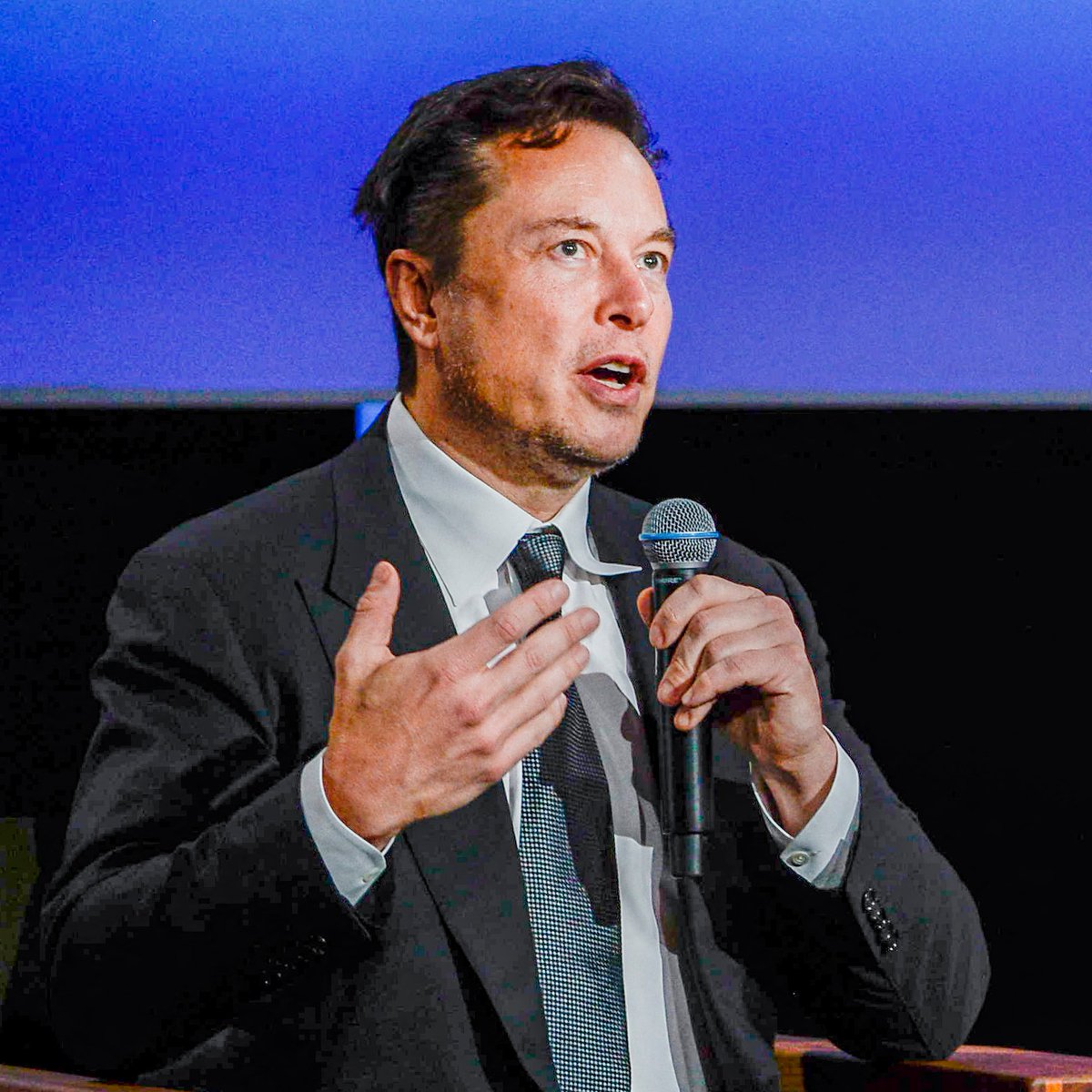 NEWSMAX's tweet photo. Elon Musk tweeted that he would make his own smartphone should Apple or Google ban Twitter from their app stores. https://t.co/FHXzDVyZCQ https://t.co/WzzTtigr2y
