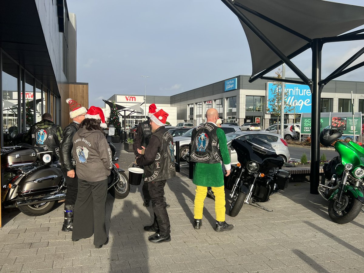 kaotic_uk's tweet photo. Today we help pack shopping and interact with the community @markandspencers the kids had a chance to sit on bikes and take photos and fun was had by all #community #CommunityFirst #charity #breakingstereotypes #bikers #bikersforgood #RideWithUs #familyfun #Kindness #pr #media https://t.co/iwA0T8RG9v