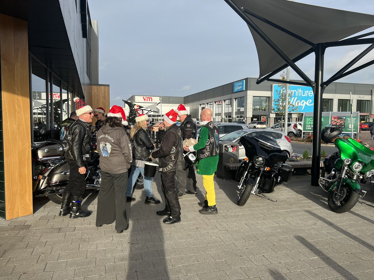 kaotic_uk's tweet photo. Today we help pack shopping and interact with the community @markandspencers the kids had a chance to sit on bikes and take photos and fun was had by all #community #CommunityFirst #charity #breakingstereotypes #bikers #bikersforgood #RideWithUs #familyfun #Kindness #pr #media https://t.co/iwA0T8RG9v