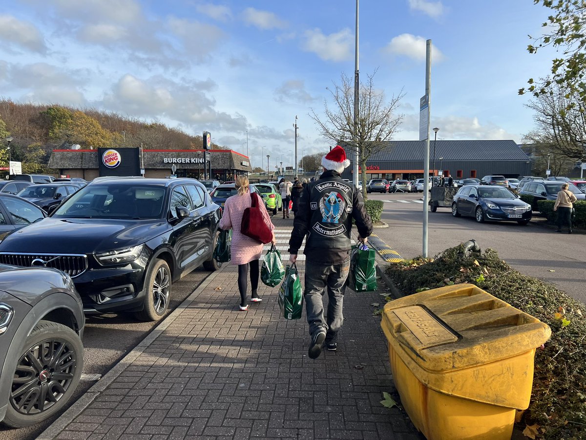 kaotic_uk's tweet photo. Today we help pack shopping and interact with the community @markandspencers the kids had a chance to sit on bikes and take photos and fun was had by all #community #CommunityFirst #charity #breakingstereotypes #bikers #bikersforgood #RideWithUs #familyfun #Kindness #pr #media https://t.co/iwA0T8RG9v