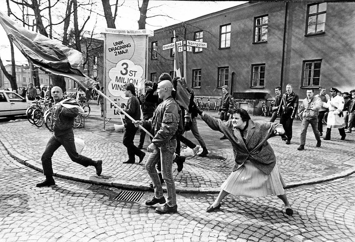 HistoryPictory's tweet photo. A woman hitting a neo-Nazi with her handbag, 1985 https://t.co/hWSUr4pQ5M