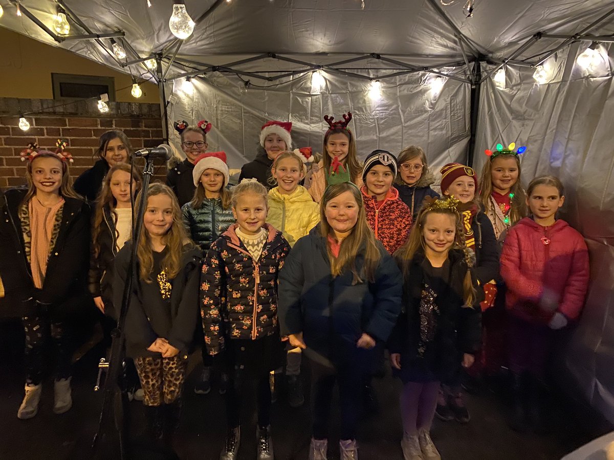 FStMichaels's tweet photo. Well done to our fabulous choir at the Farnsfield Christmas Light Switch on! 🎄 https://t.co/LsUlUf22mk