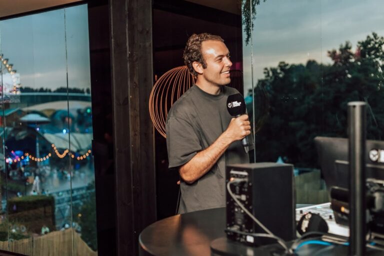 .<a href="/OttoKnows/">Otto Knows</a> makes magic with <a href="/alexarisyo/">Alex Aris</a> yet again on “Randomize”

weraveyou.com/2022/11/otto-k…

📸: Tomorrowland