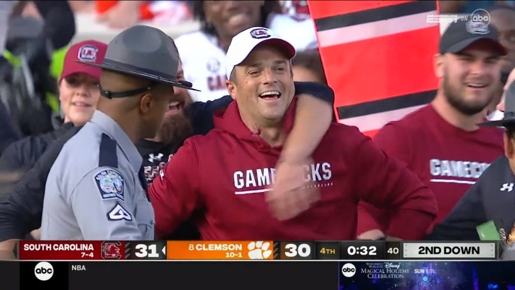 RedditCFB's tweet photo. One happy coach https://t.co/M8QgTxrsFE