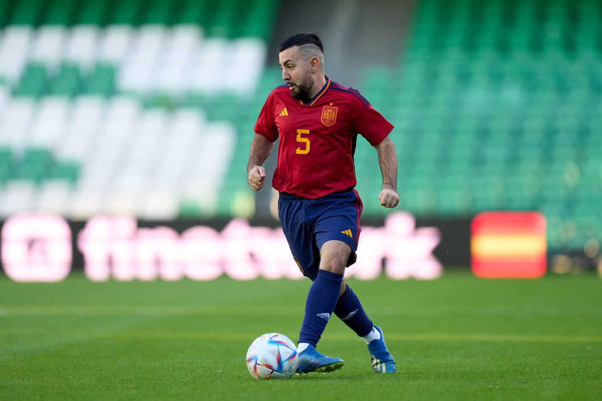 papigavi's tweet photo. QUÉ ORGULLOSO ESTOY DE MIS CHAVALES Y LA FAMILIA QUE SOMOS 💪 

Esto no para, mañana tenemos que remar más que nunca como equipo para llevarnos la victoria ⚽️

VIVA ESPAÑA 🇪🇦 Y VIVA LA MADRE QUE OS PARIÓ MAÑANA TODO EL MUNDO AL BENITO VILLAMARIN 🏟 https://t.co/q2E4LprCqN