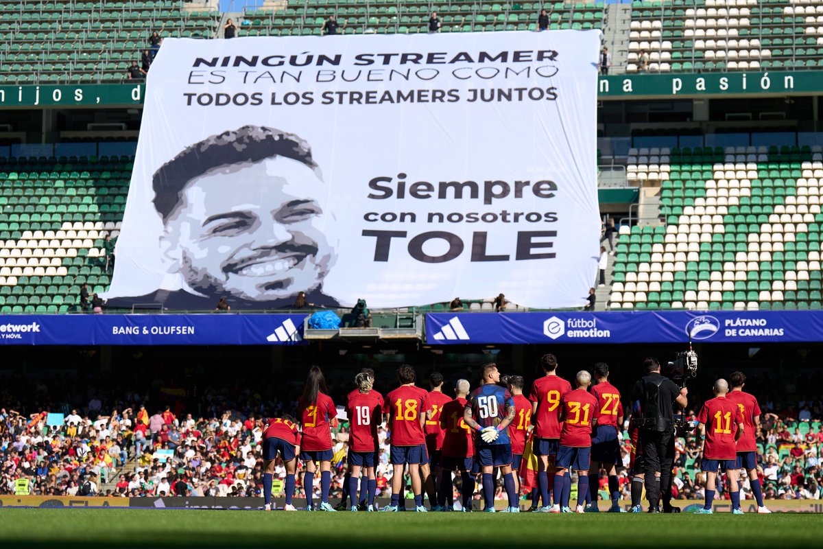 papigavi's tweet photo. QUÉ ORGULLOSO ESTOY DE MIS CHAVALES Y LA FAMILIA QUE SOMOS 💪 

Esto no para, mañana tenemos que remar más que nunca como equipo para llevarnos la victoria ⚽️

VIVA ESPAÑA 🇪🇦 Y VIVA LA MADRE QUE OS PARIÓ MAÑANA TODO EL MUNDO AL BENITO VILLAMARIN 🏟 https://t.co/q2E4LprCqN