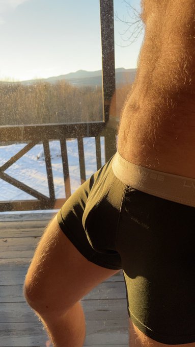 Sooo&hellip; I guess growing the winter fur coat is weather appropriate? 😏 See the full birthday suit photo<a href="/tag/onlyfans"class="tags"><span>#onlyfans</span></a><a href="/tag/nsfwtwt"class="tags"><span>#nsfwtwt</span></a>