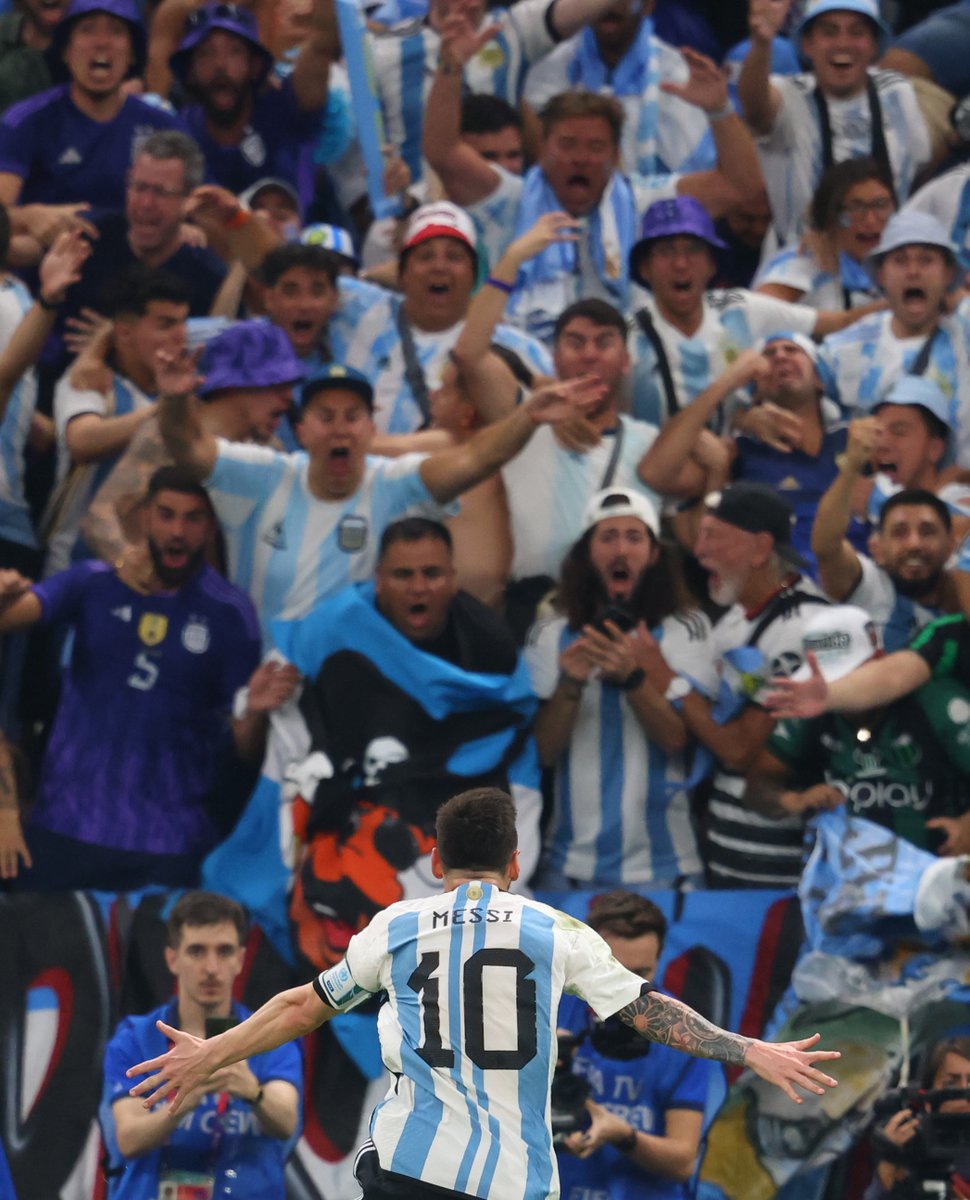 Esta hinchada loca, deja todo por la Copa.